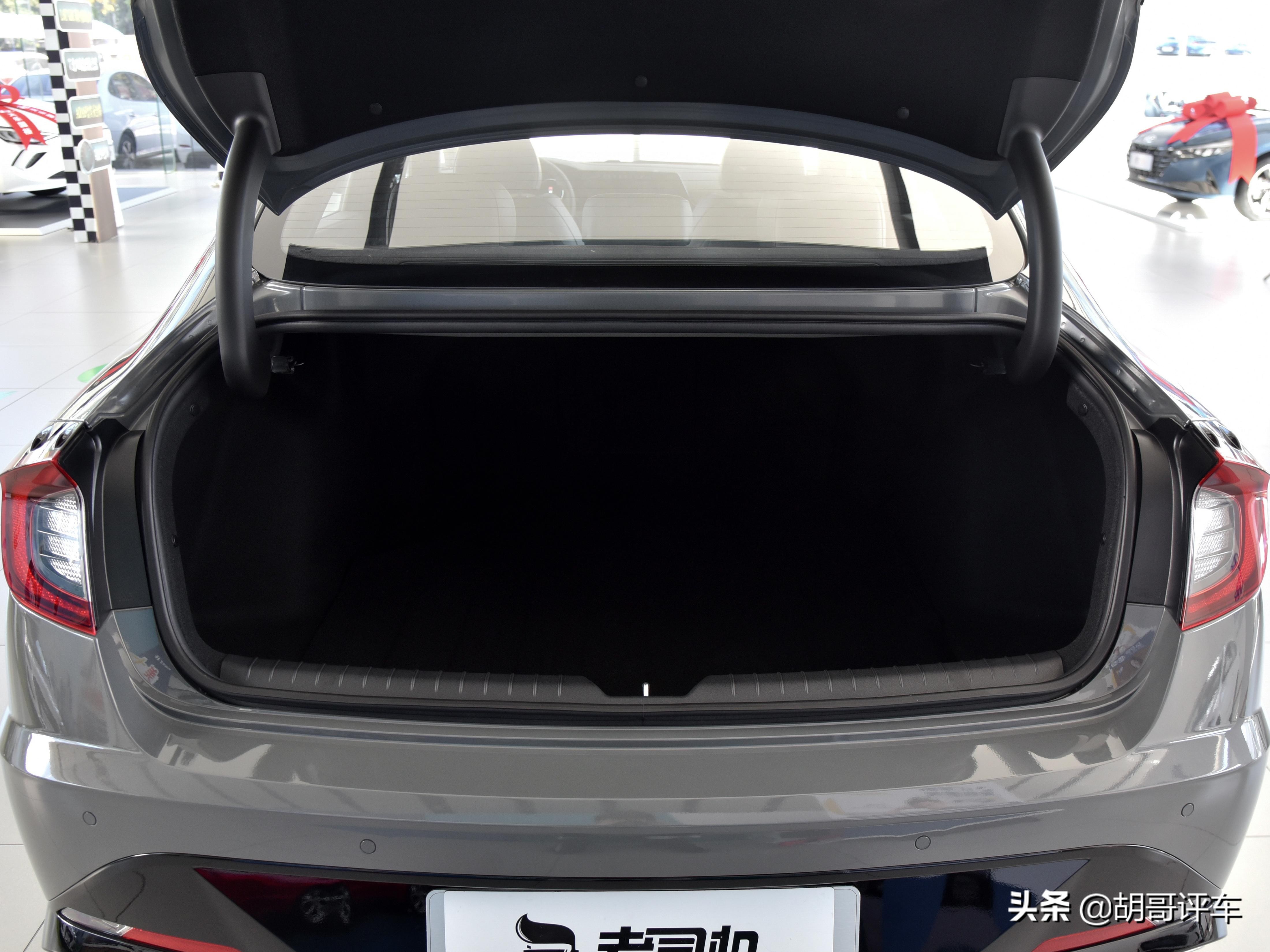 2.0T+8AT，外观怪异的合资中型车，带你看现代索纳塔