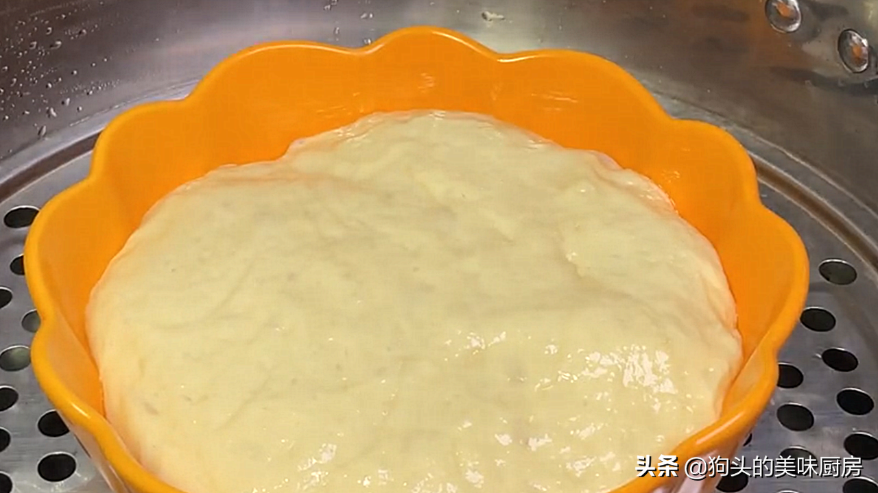 发糕这样做，不用揉面，一搅一蒸就出锅，松软香甜，比面包还好吃