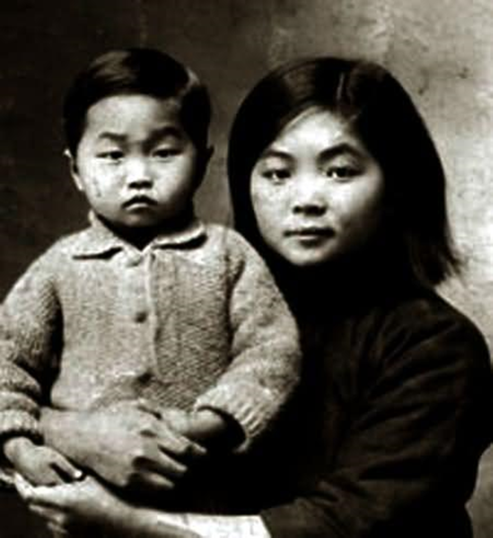 陈赓妻子王根英32岁被日军残害，陈赓重病痛哭，为她守节并合葬