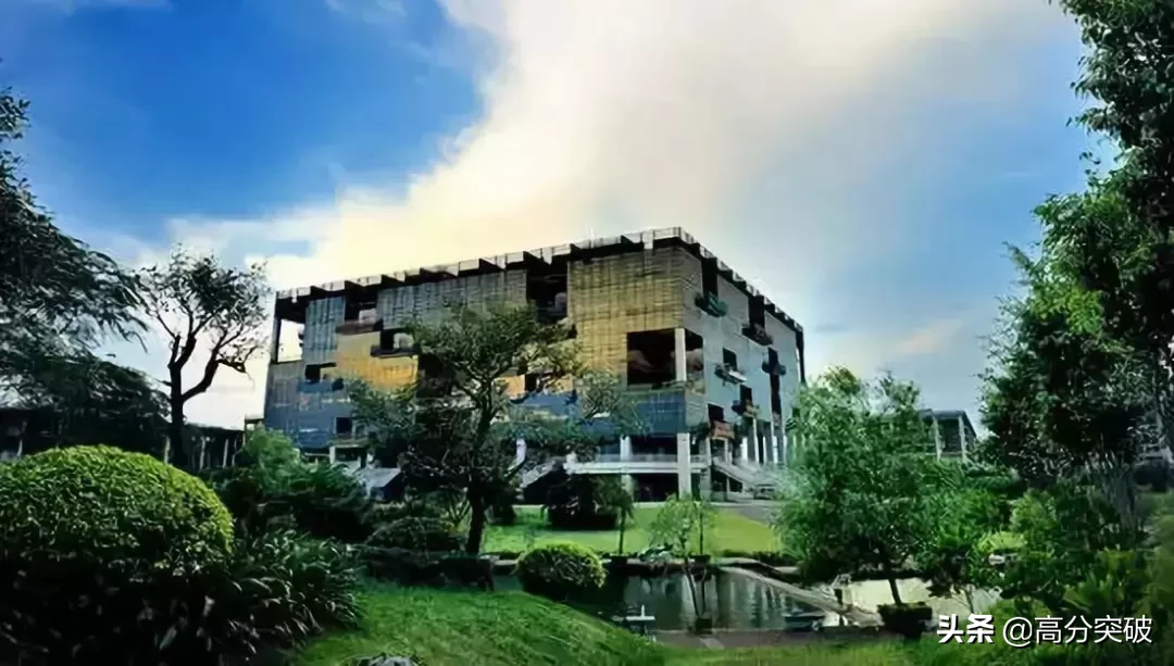 泡一整天都不够！国内那些美炸天的大学图书馆，你去过几个？