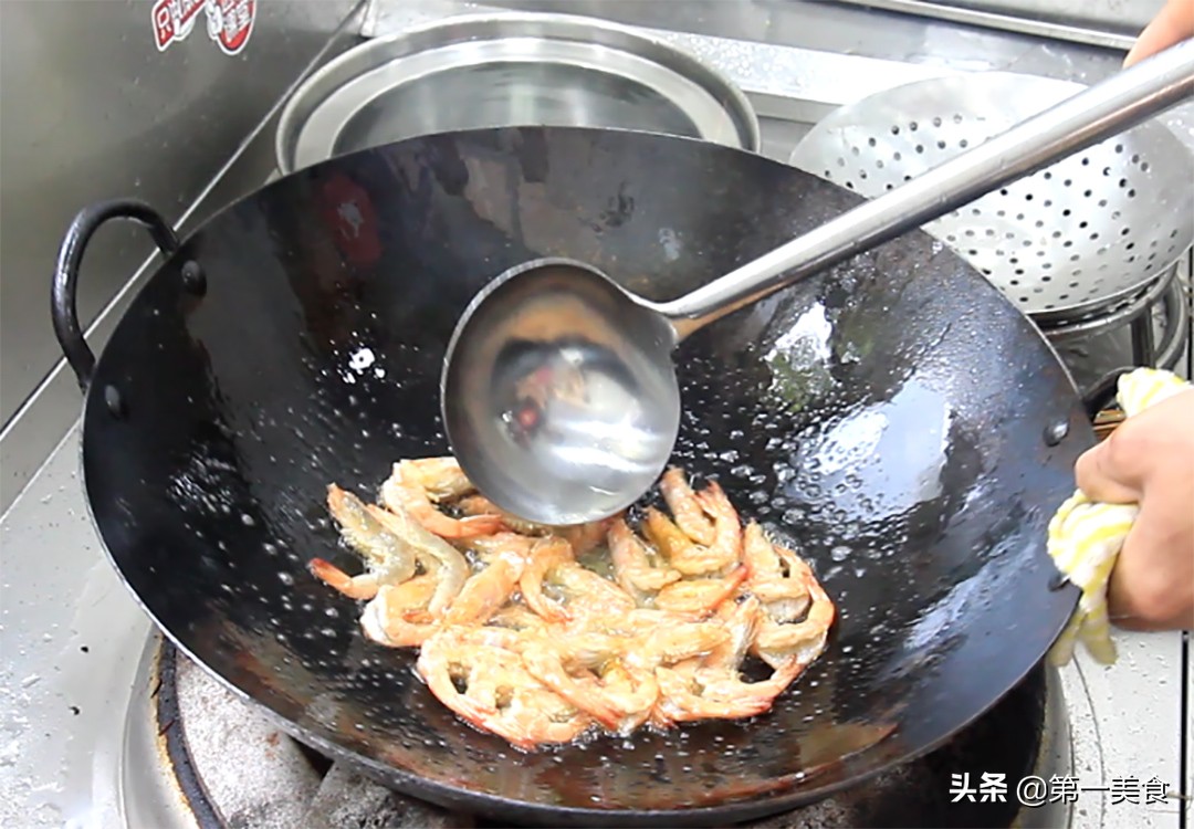 油焖大虾做法（油焖大虾的家常做法鲜嫩滑口）