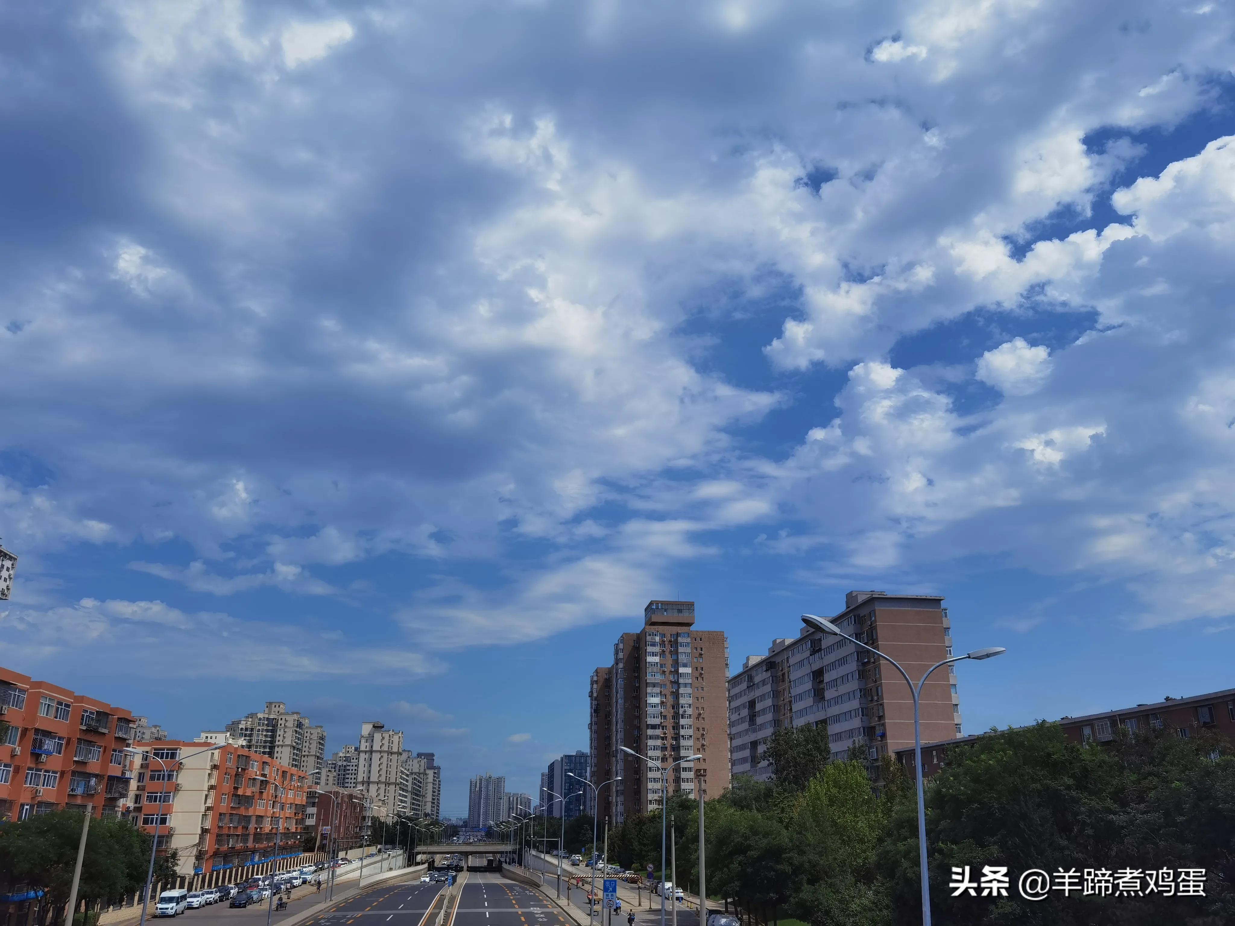 淫雨唤云行日隐耀霞红--雨后北京云空的美丽身影留下霞浓