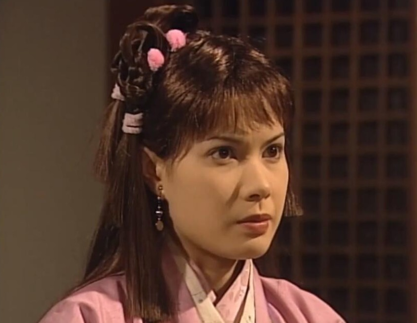 原著里小昭登场年纪大概15,16岁,01版则直接翻了个倍,该版小昭江希文