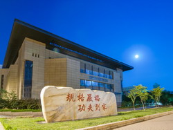 哈尔滨工业大学，工科为主，地处东北，不断向南的顶尖985高校