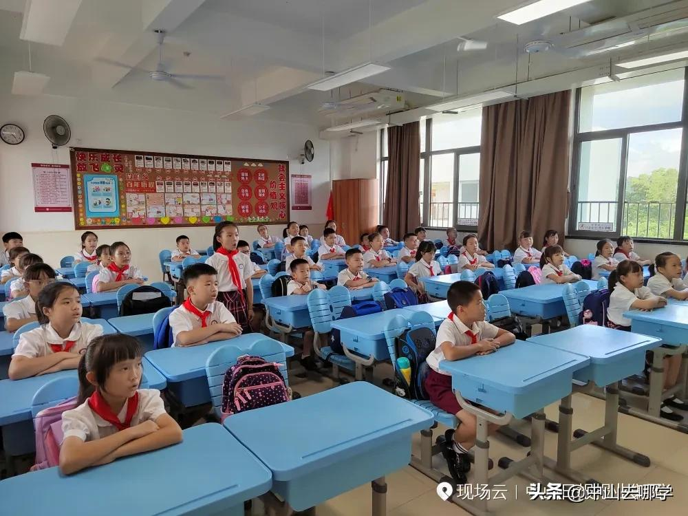 开学啦！现场多图预警：妈趴窗，爹爬墙，脸贴地！场面过于欢乐