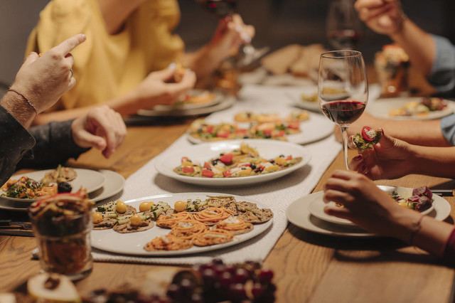 高中同学聚会，酒不醉人人自醉，班花班草有多少爱可以重来？