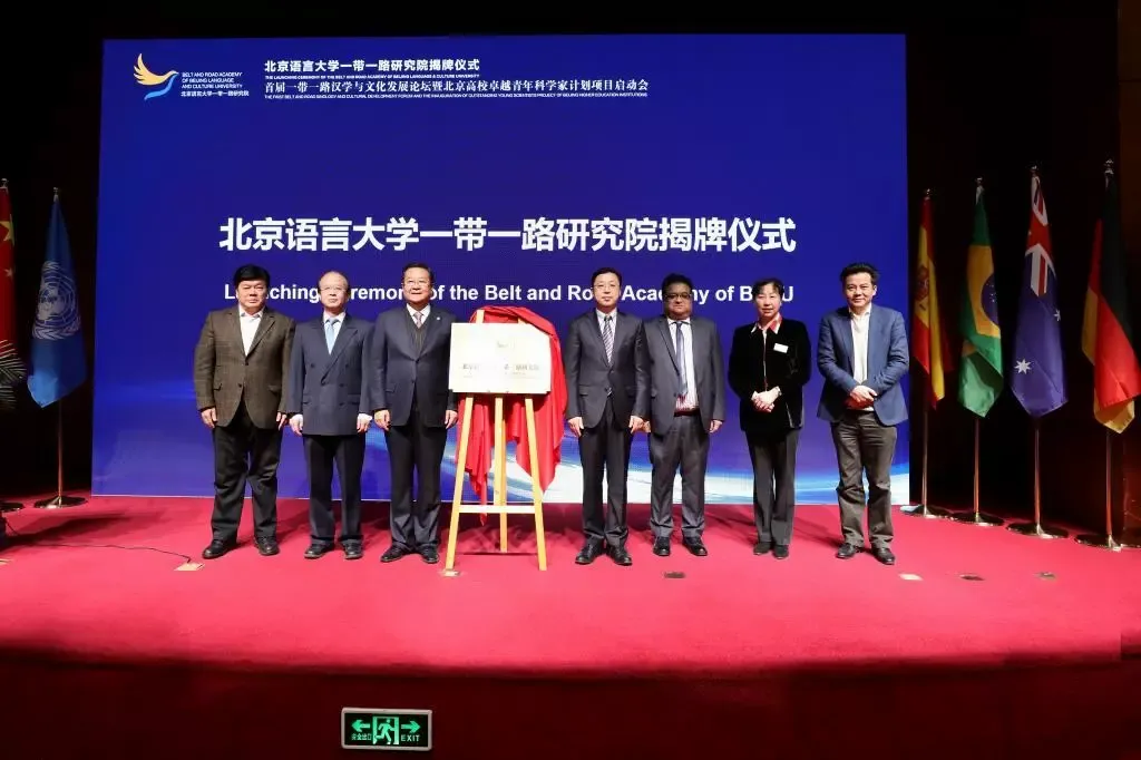 火了!北京这所高校:把湖北话翻译成16种语言,人民网忍不住“点赞”!