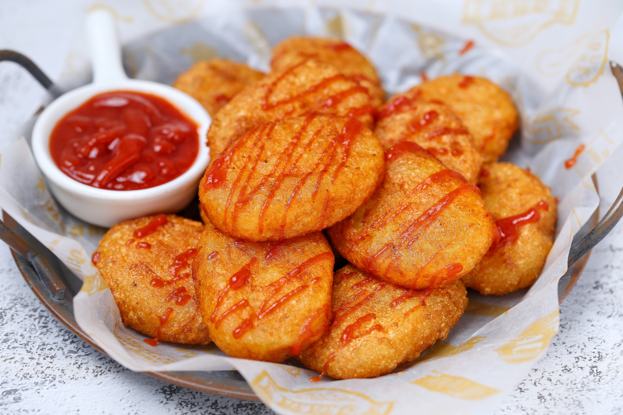 在家做麦叔叔同款薯饼，两个土豆就能做一大盘，外酥里糯香喷喷的