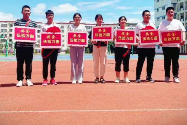 河南某地7名考上清北的考生，每人获赠奖学金50万，引发大众质疑