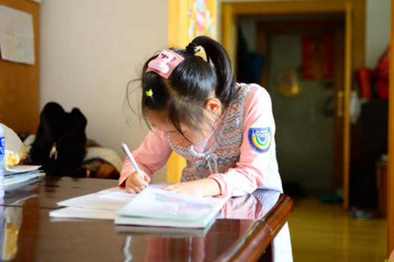 小学生作文字数要求800字，凑够字数的作文，老师看后姨母笑