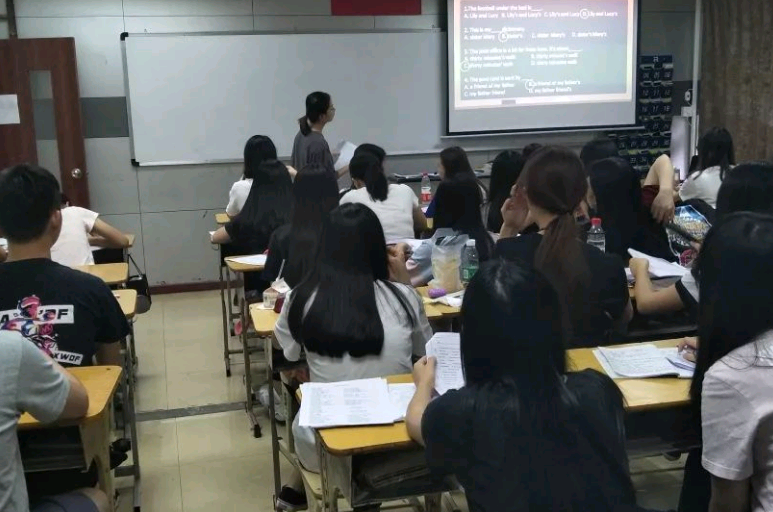 “拼命教书”后，你会发现，当一名“佛系教师”也没什么不好