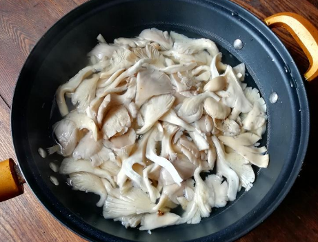 做椒盐蘑菇，直接挂面糊是不对的，大厨教你正确做法，香酥还脆
