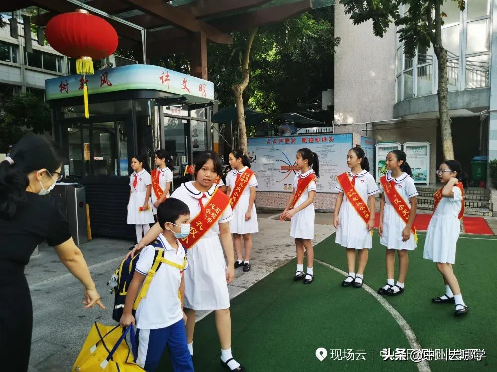 开学啦！现场多图预警：妈趴窗，爹爬墙，脸贴地！场面过于欢乐