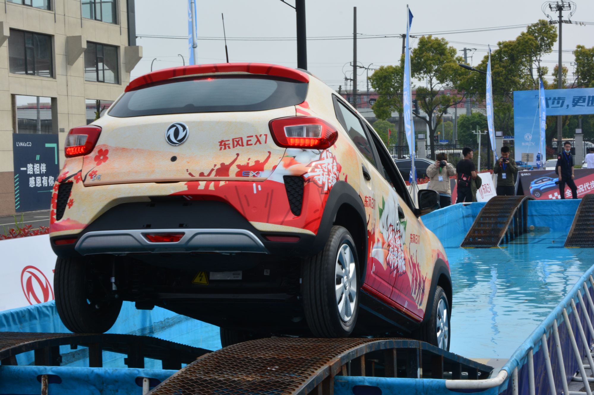 试驾：比宏光MINI EV多两门的东风EX1，到底好在哪？