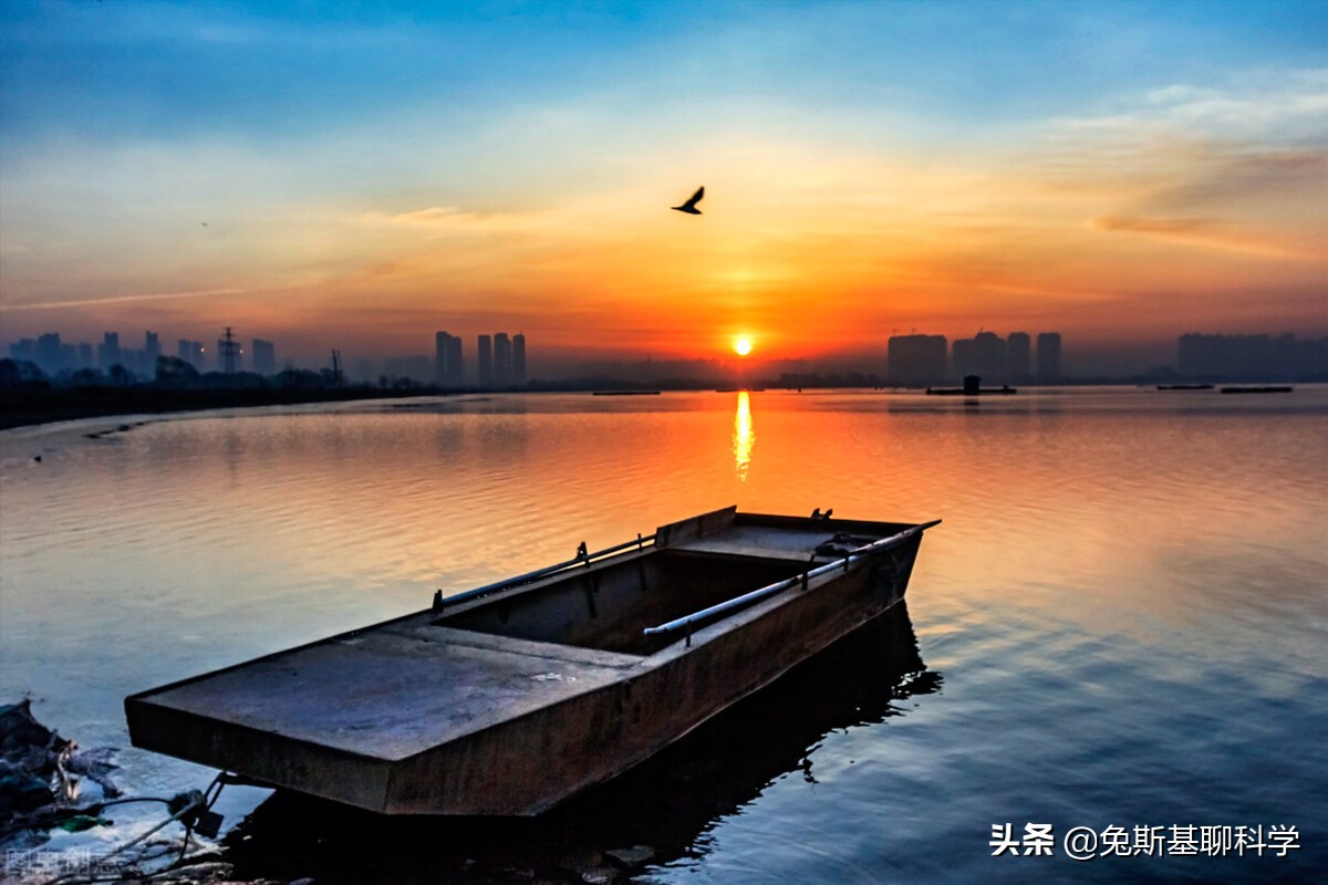 中国最大的淡水湖是鄱阳湖，其次是洞庭湖、太湖、洪泽湖和巢湖。