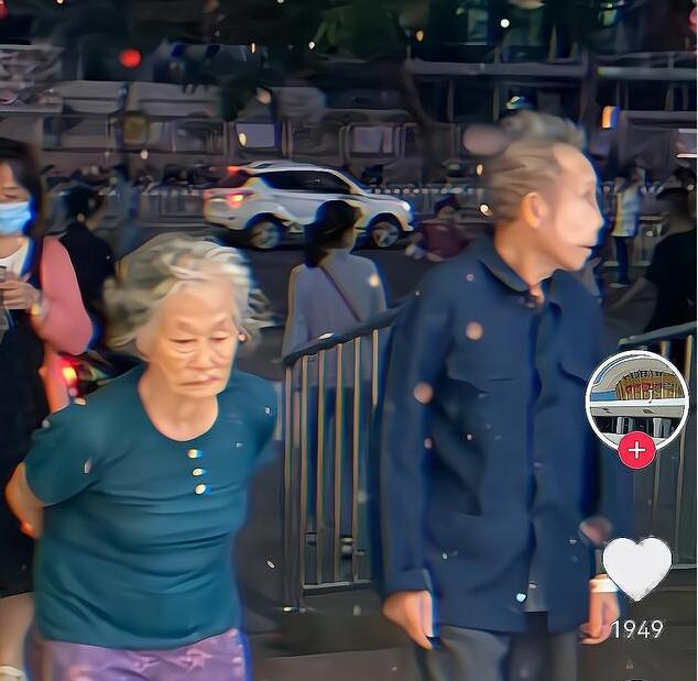 太红了！全红婵爷爷奶奶逛商场，被网友认出来，很低调穿着仍朴素