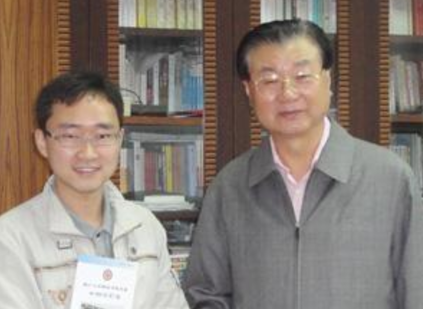 高考用甲骨文写作文，连批卷老师都看不懂，被破格录取后泯然众人