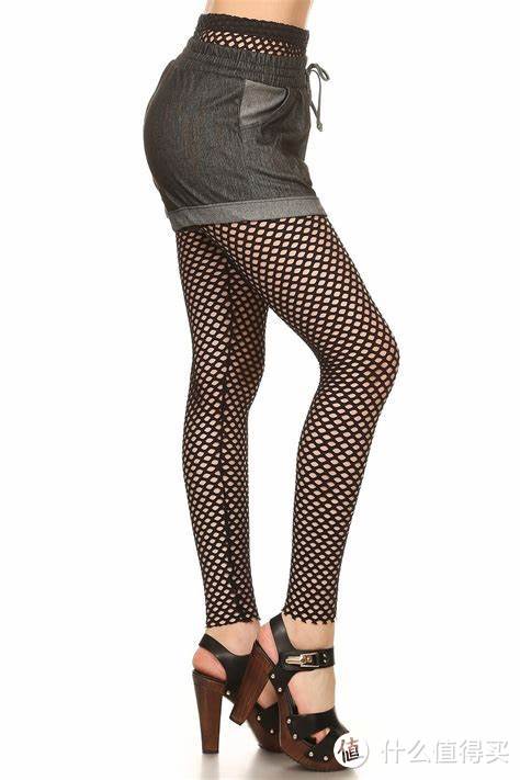 美腿很长，要忍一下？不忍了！名牌丝袜买买买，美腿秀出来