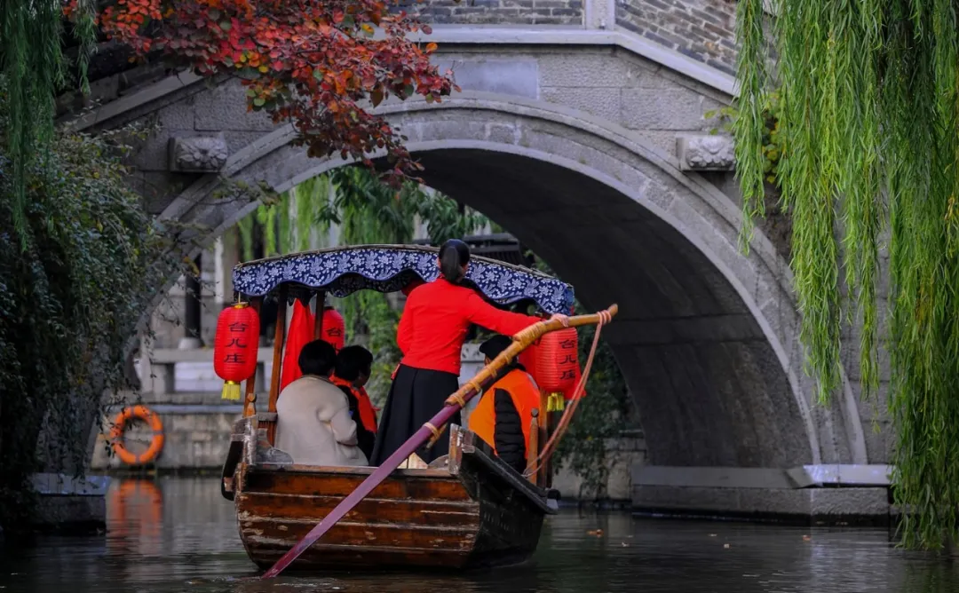 一船一伊人 | 人在船中坐，如在画中游，在水波中折射出万般光彩