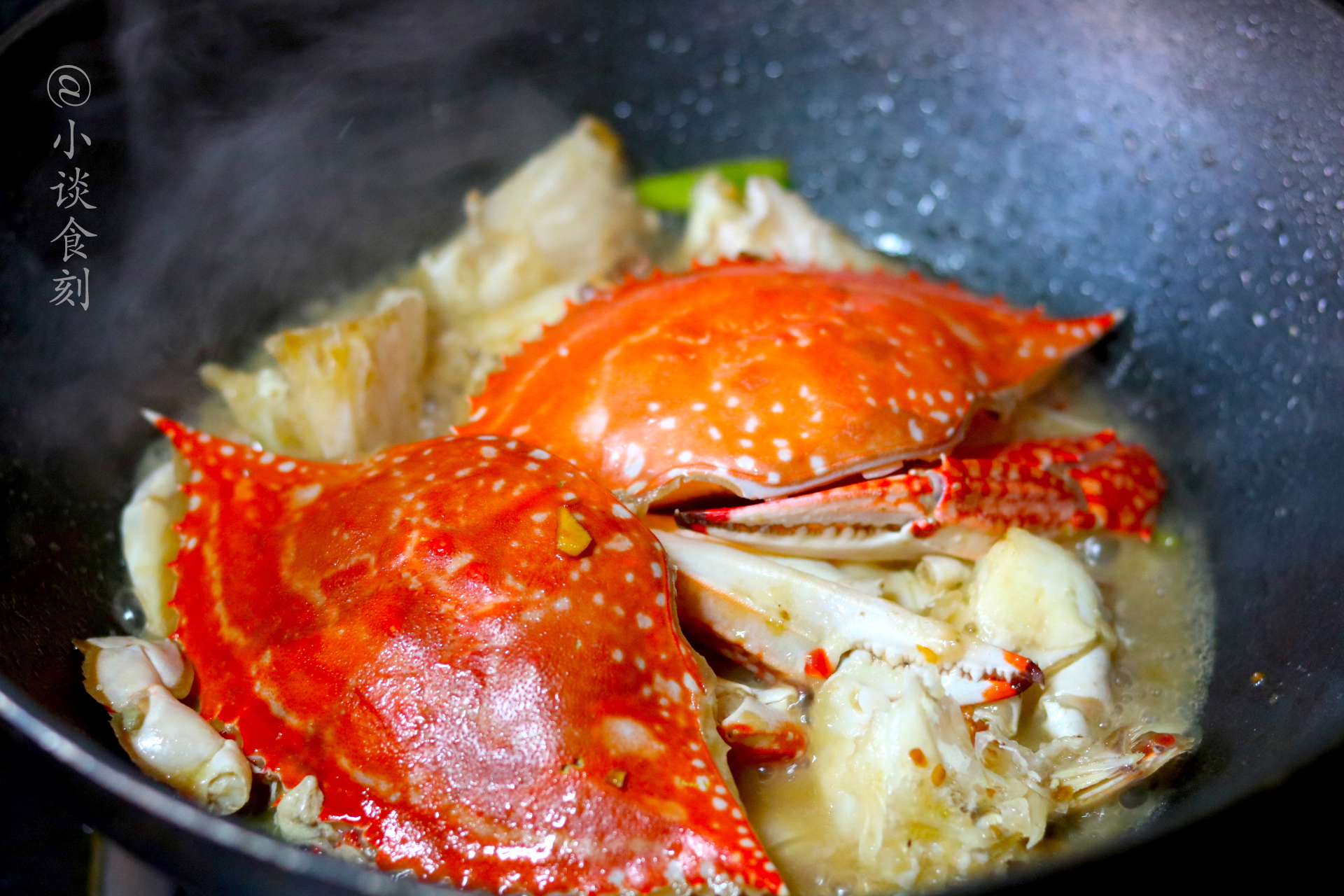 螃蟹别只会蒸煮，教你一剁一煎锅里一焖，比蒸煮的原味螃蟹更好吃