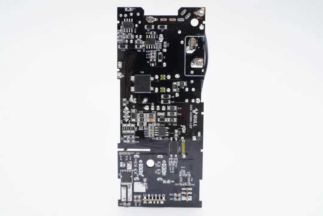 插线板也能给笔记本电脑充电了，公牛65W快充插座拆解