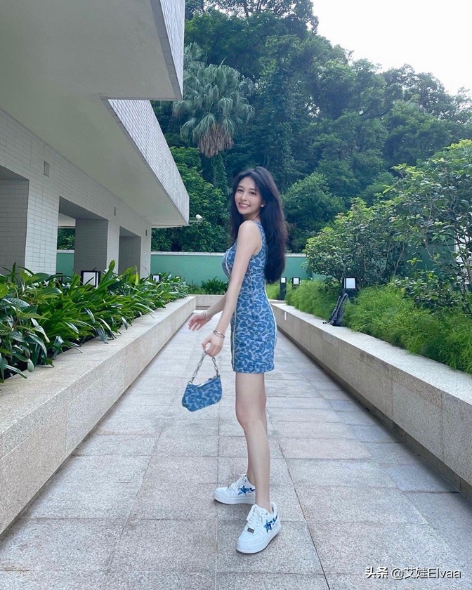 邱淑贞女儿罕见晒生活近照，穿背带裙，才22岁曲线感跟妈不分伯仲