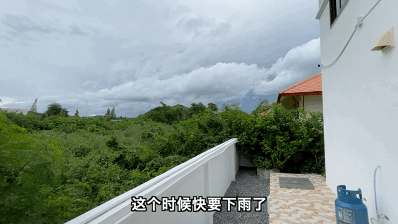 四川妹子在泰国华欣躲疫情，人民币1.4万租栋别墅，天花板都漏了