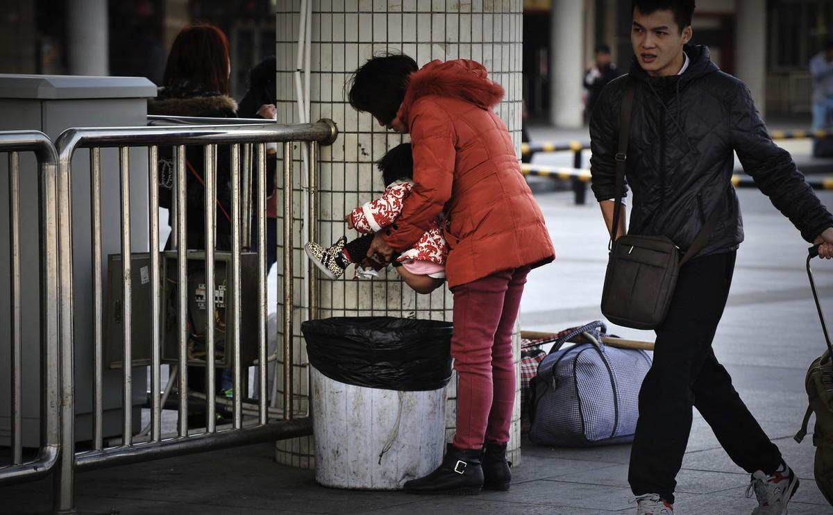 给女婴儿把尿视频（新手父母都喜欢用的把尿方式）