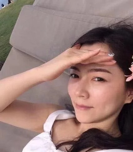 杨毅老婆(杨毅火辣娇妻曝光！颜值高神似美娜 曾给奥登大帝当翻译)