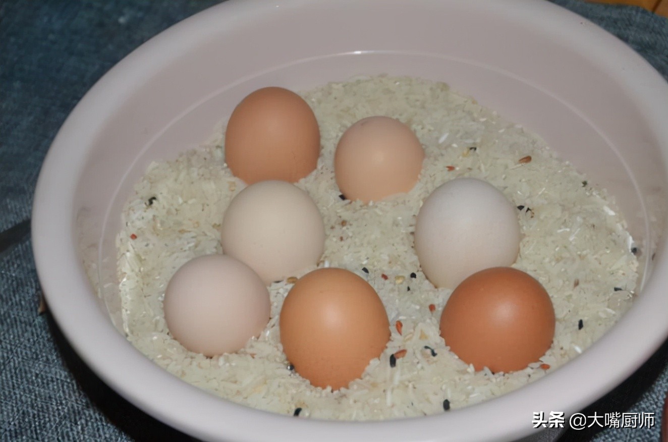 大量鸡蛋怎样长期保存(鸡蛋买得多，别冷藏保存，用这个土方法，放半年还新鲜，像刚下的)
