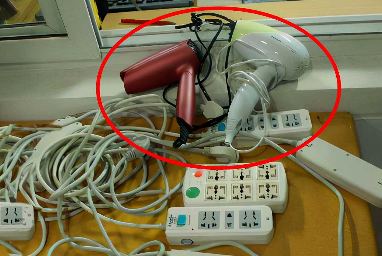 大学寝室“违禁品”大公开，各类物品五花八门，网友感慨真会玩