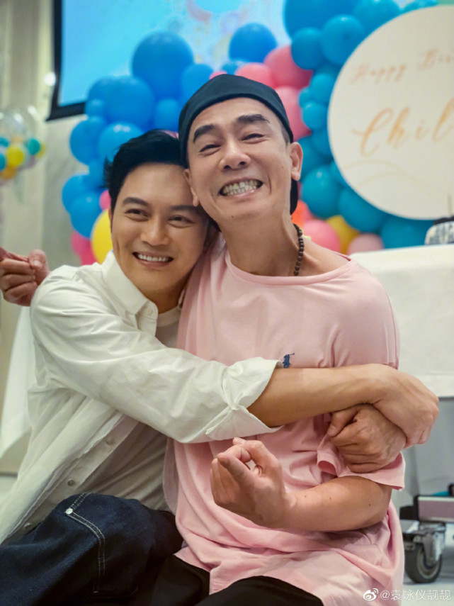 袁咏仪穿羽绒服与张智霖现身机场，大仙冷得穿两件外套，对望好甜