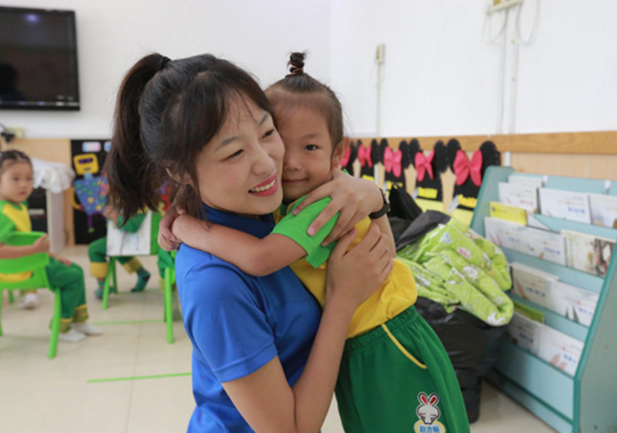 幼兒園老師曬“天價”工資單，年薪高達30萬，誰再說幼教窮？