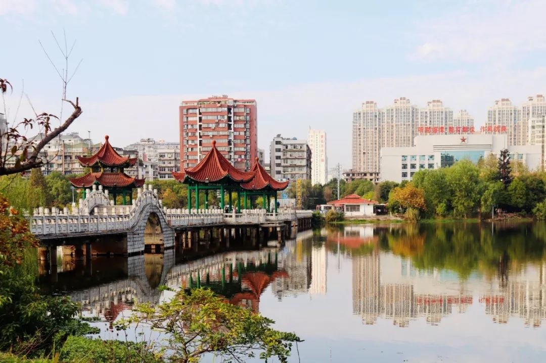 火上热搜！湖北超美大学：占地2000余亩，人民日报、团中央围观