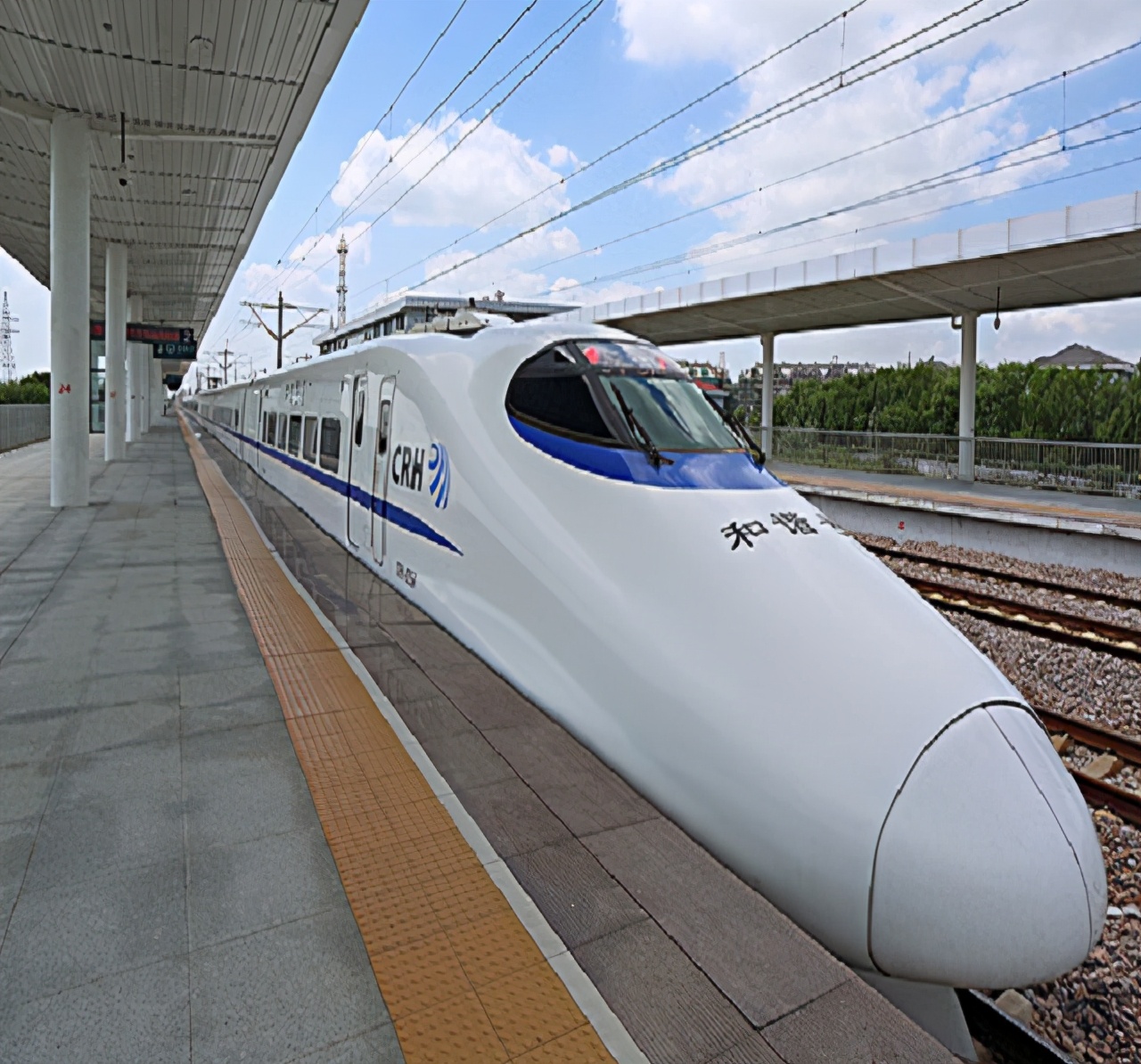 中国高铁每年耗资8000亿，对我国来说是利大于弊，还是弊大于利？