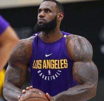 为什么现在的nba球衣变小了(看了照片才相信，原来NBA真有人能把球衣穿成“紧身衣”)