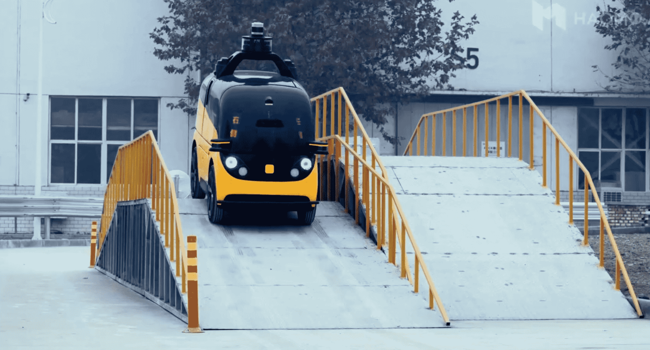 Robotaxi爆发尚需时日，无人配送捷足先登了？