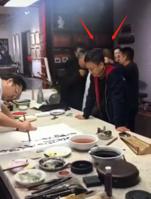56岁朱军现身聚会，大佬聊天他指点人书法，一幅画曾卖130万