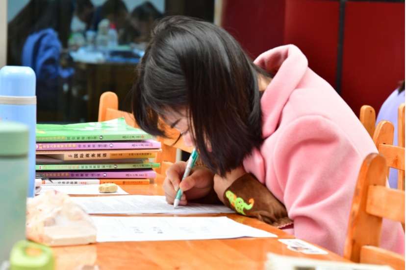 高考前没有手机，寒门女孩688分问鼎状元，她的故事让人心疼