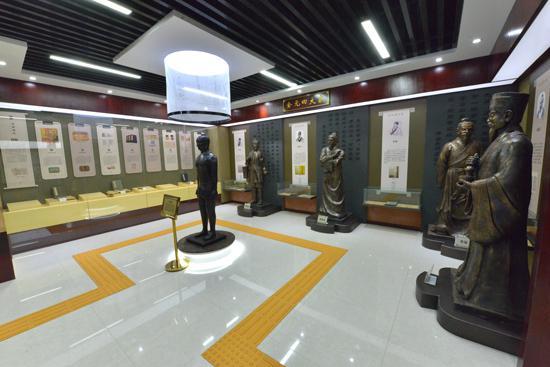 李长文一行到河南推拿职业学院调研：抓住机遇传承中医药文化精华