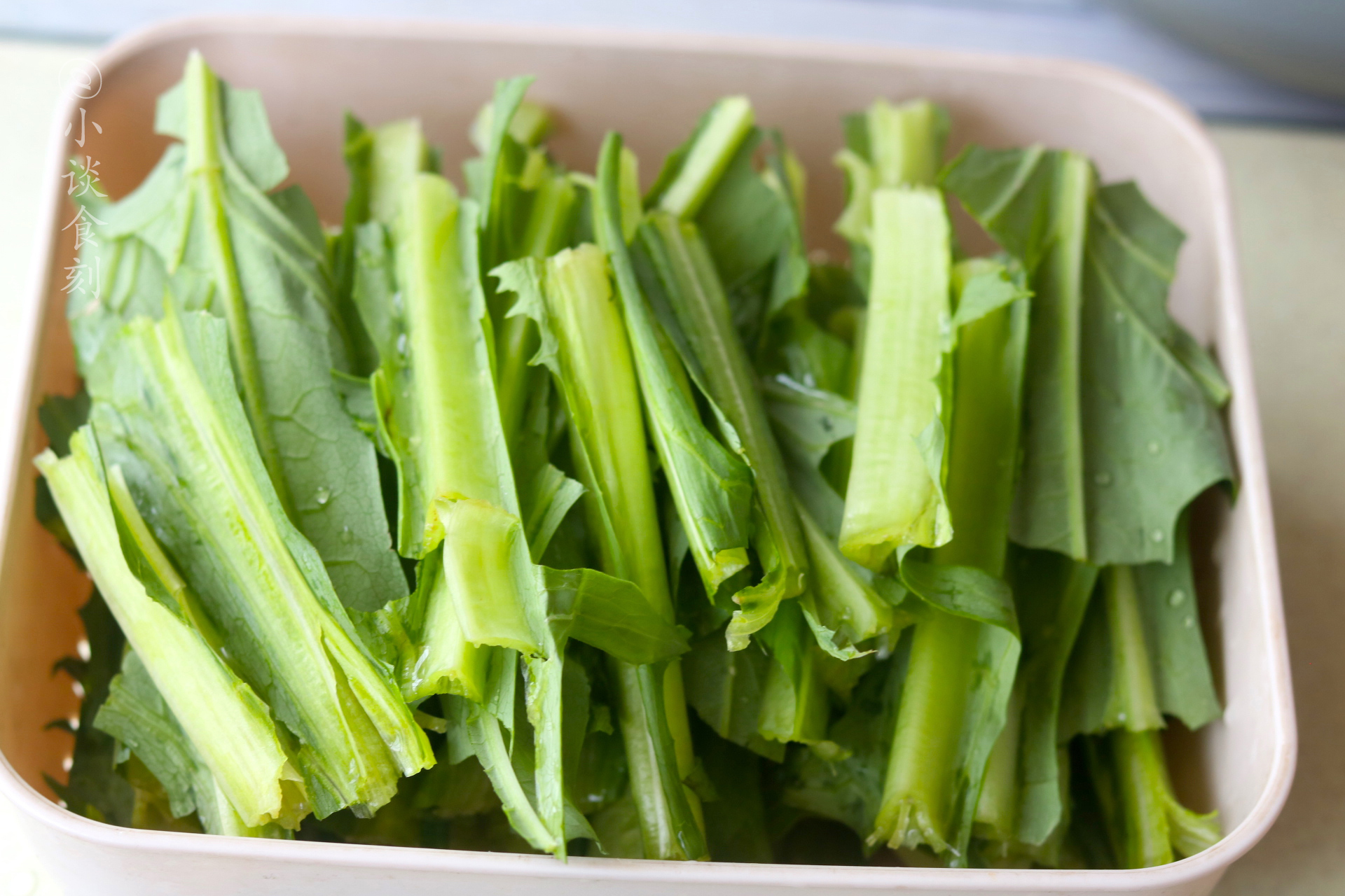 食材准备:凉麦菜1把,猪肉80克,蒜瓣3个,小米辣2个