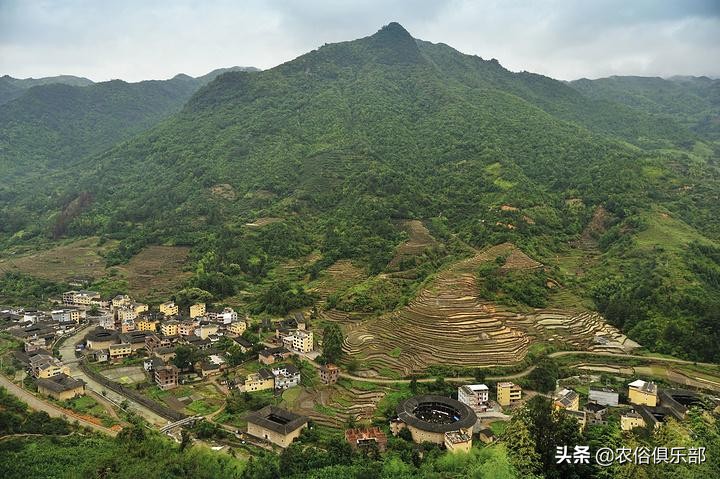 阳宅须教择地形，背山面水称人心！寻龙捉穴的农俗对盖房真有必要