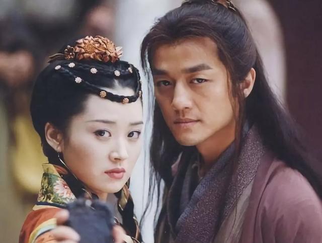 李亚鹏与新女友，穿情侣鞋同框28天后，前女友与老公官宣离婚