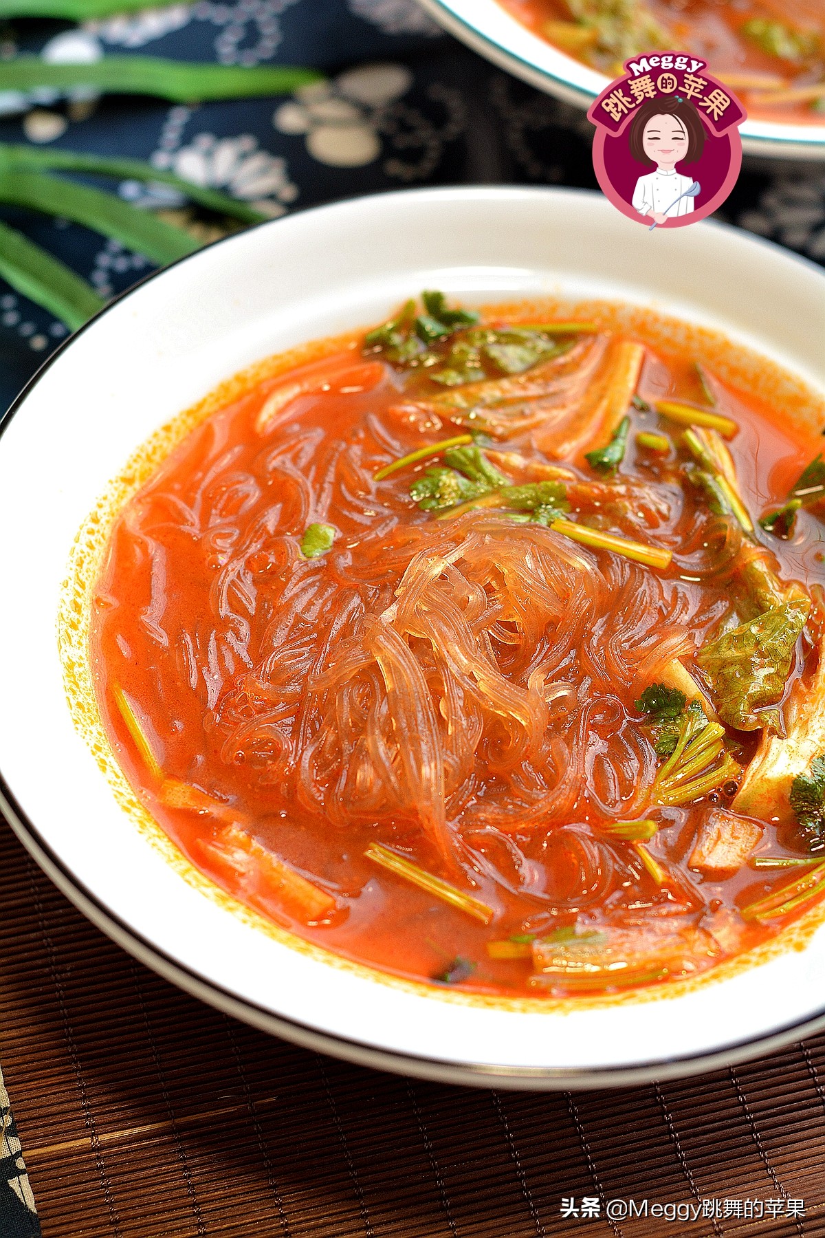 除了酸辣粉，红薯粉条还能做什么？巧用火锅底料，一家四口吃得欢