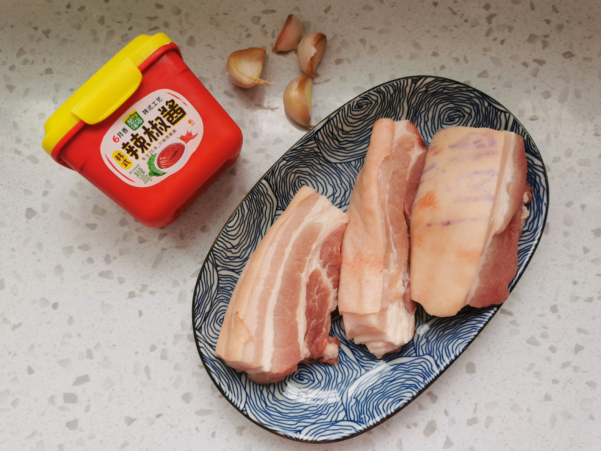 给儿子改善生活，20块钱的猪肉烤着吃，好吃不油腻，看着都流口水