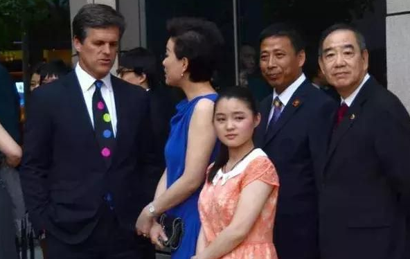 杨澜24岁儿子罕曝光，长相俊秀像妈妈，在美国出生至今不知其姓名