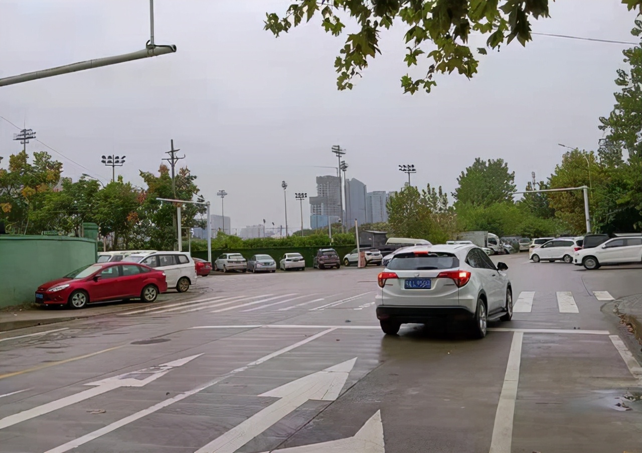 无信号灯的路口，该如何通过？交警：老司机也不一定会走