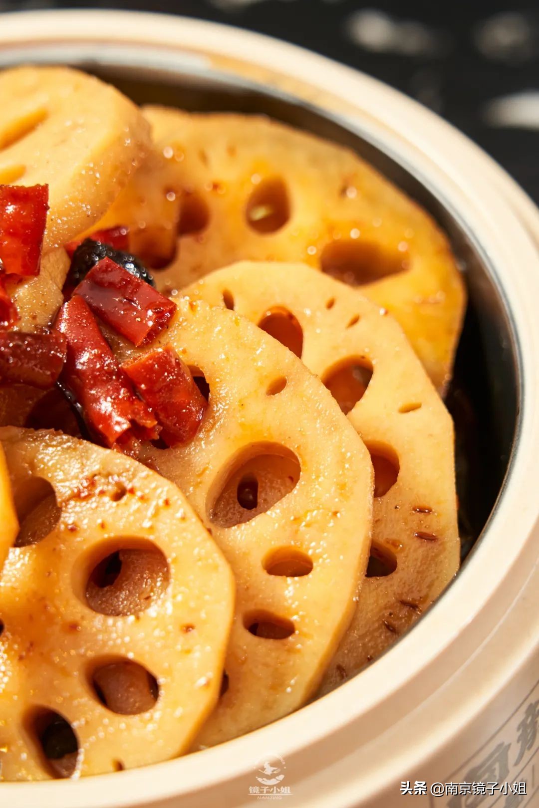 卤藕片卤香十足从表面来看,就能感受到藕片的入味滋味渗透,直达藕心吃