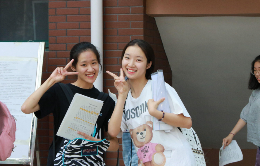 高考体检要脱得“一丝不挂”吗，体检医生很无奈：学生们都想啥呢