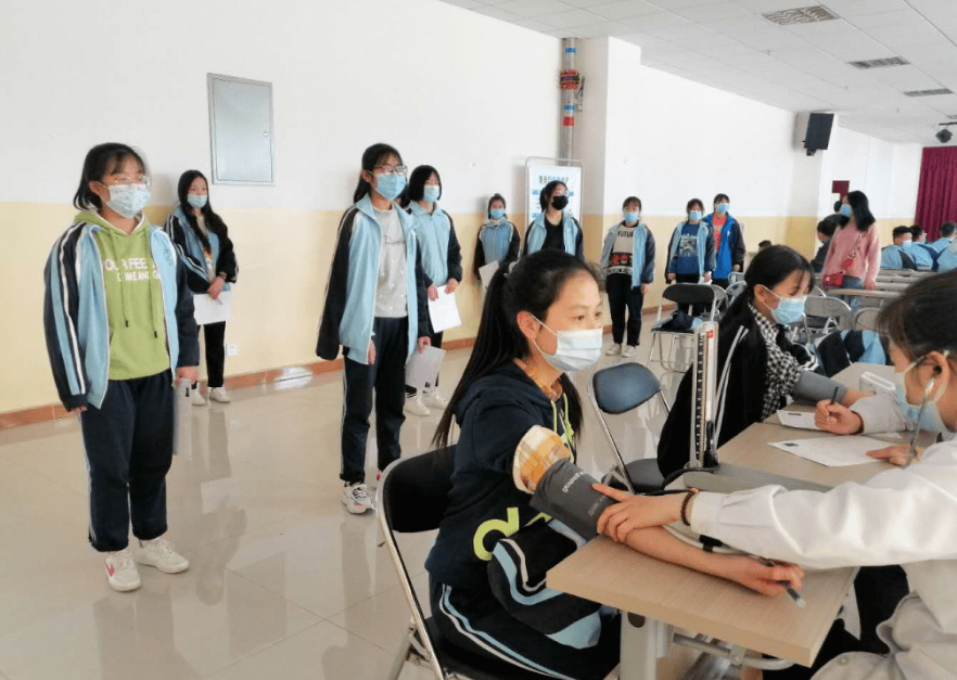 有学生主动“裸检”，有人偷戴近视镜，高考体检出现名场面